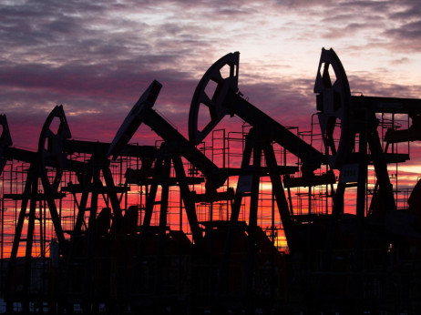 Cena nafte u padu, bledi rast nastao usled smanjenja ponude