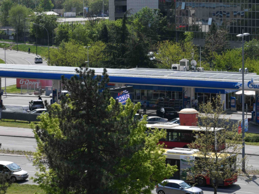 Prva naftna kompanija u Srbiji stavlja panele na pumpe