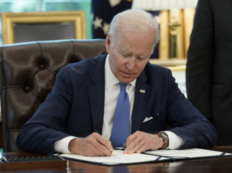 Biden potpisao zakon koji olakšava slanje oružja u Ukrajinu