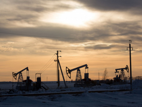 Cena nafte usled smanjenja zaliha ide ka mesečnom maksimumu