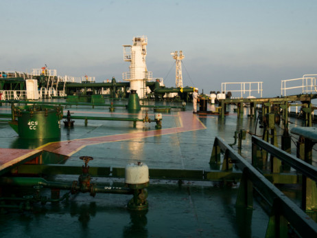 Naftni tanker pogođen kod Omana, cene nafte skočile