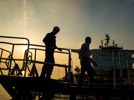 Geopolitički rizici rastu, cena nafte zasad stabilna