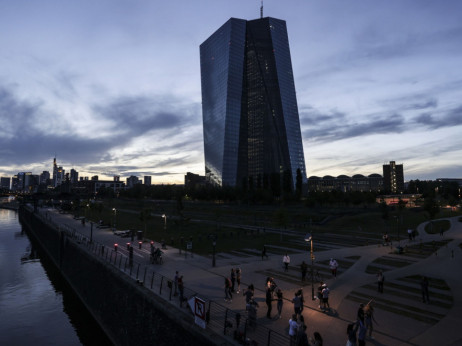 ECB neće dizati stope, ali ih neće smanjiti sve do juna