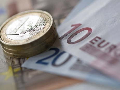 Investitori se klade da će evro pasti na 0,9 dolara