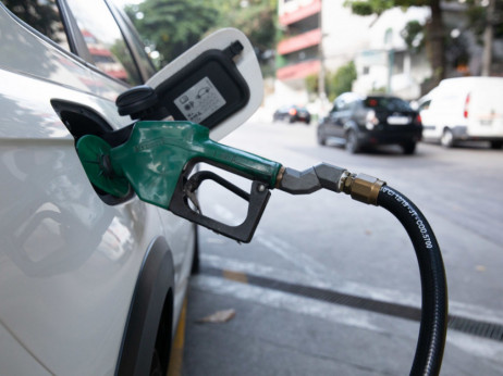 Novo pojeftinjenje benzina, dizelu cena ista