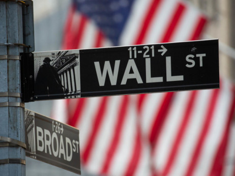 Akcije na Wall Streetu skočile, dolar oslabio