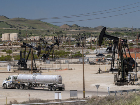 Nafta u padu dok trgovci odbrojavaju do prognoza OPEK-a i IEA