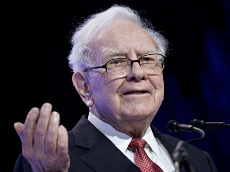 Warren Buffett sedi na rekordno velikoj hrpi novca