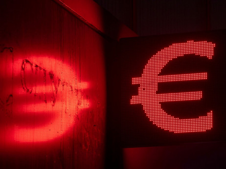 Evro u paritetu sa dolarom prvi put u dve decenije
