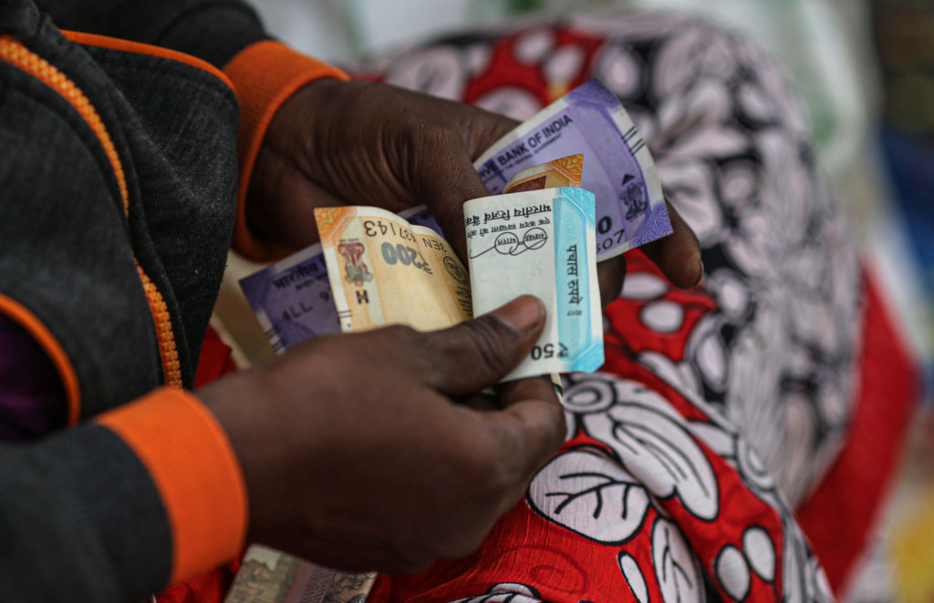 Indijska rupija pala na novi rekordno nizak nivo