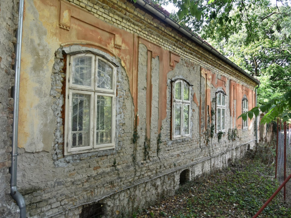 Malo je verovatno da će obnova dvoraca u Srbiji početi ove godine