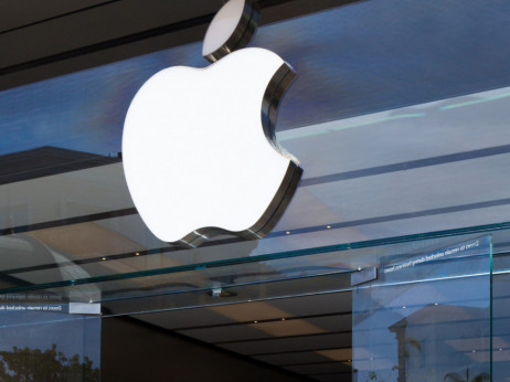 Apple na korak od istorije, vredi skoro tri biliona dolara