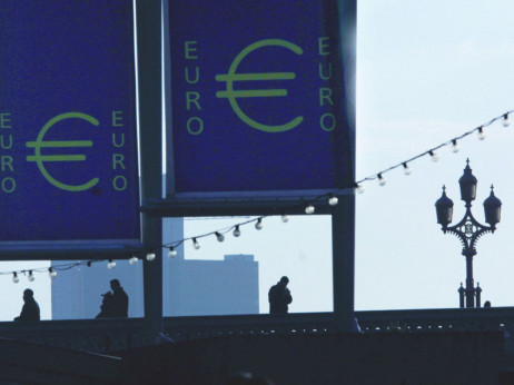 Evro oslabio na najniži nivo u dve decenije