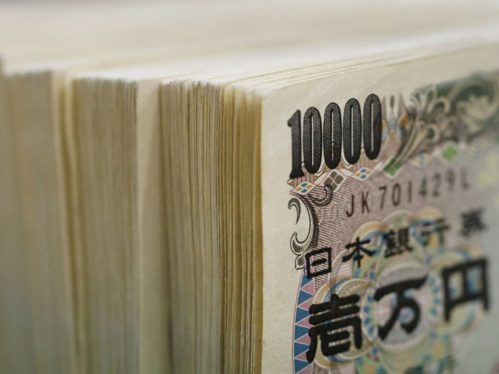 Banka Japana ostaje pri politici niskih stopa, jen pada
