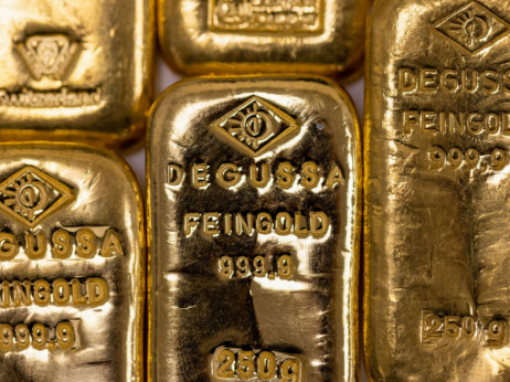 Zlato i dalje ispod 1.700 dolara zbog straha od višeg povećanja stope