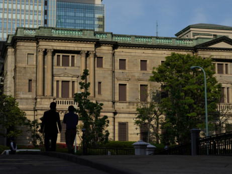 Banka Japana nenajavljeno kupila obveznice pred odluku o stopama