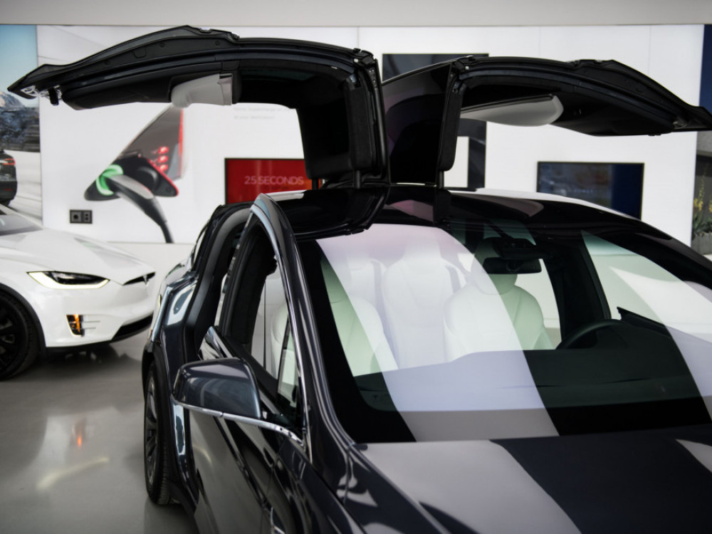 Tesla povlači 1,1 milion vozila zbog problema sa prozorima