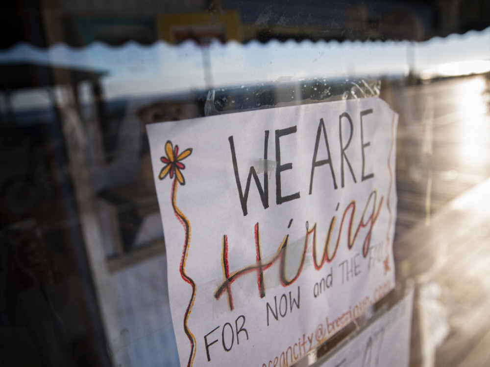 Tržište rada u SAD i dalje odoleva, rastu broj radnih mesta i plate