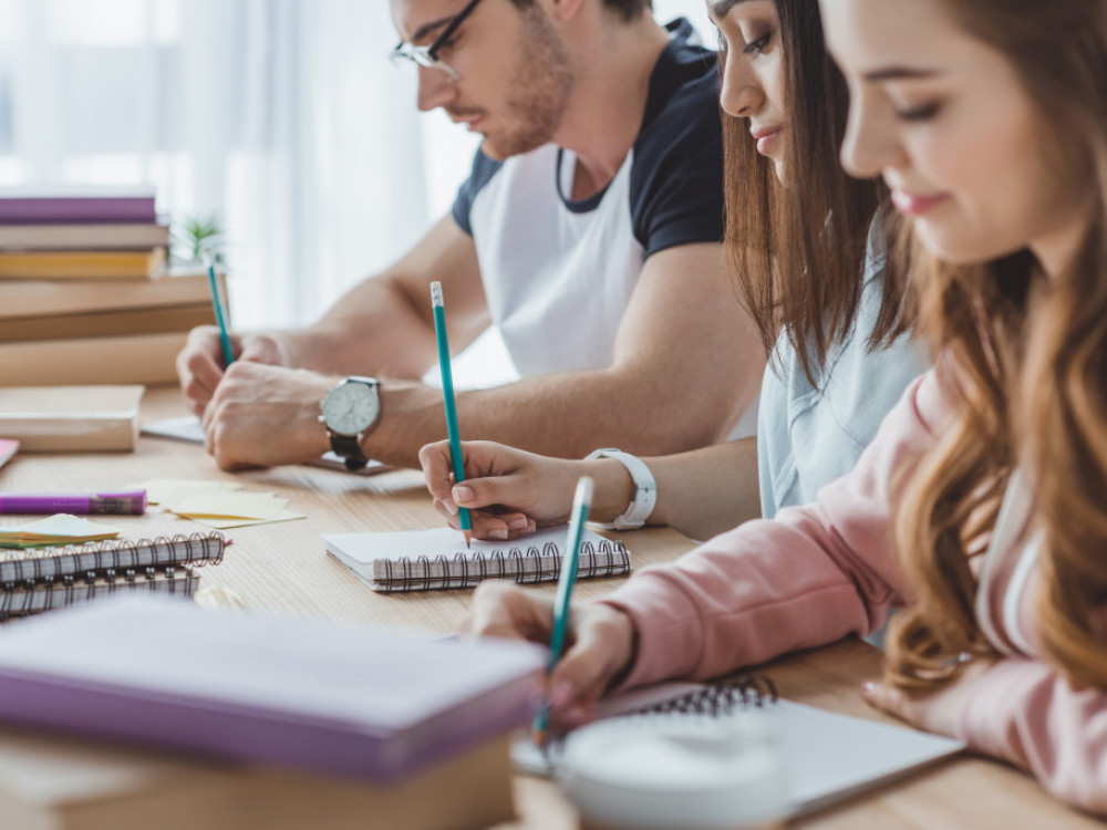 Studenti u Srbiji zavise od roditeljskog novčanika i keš kredita