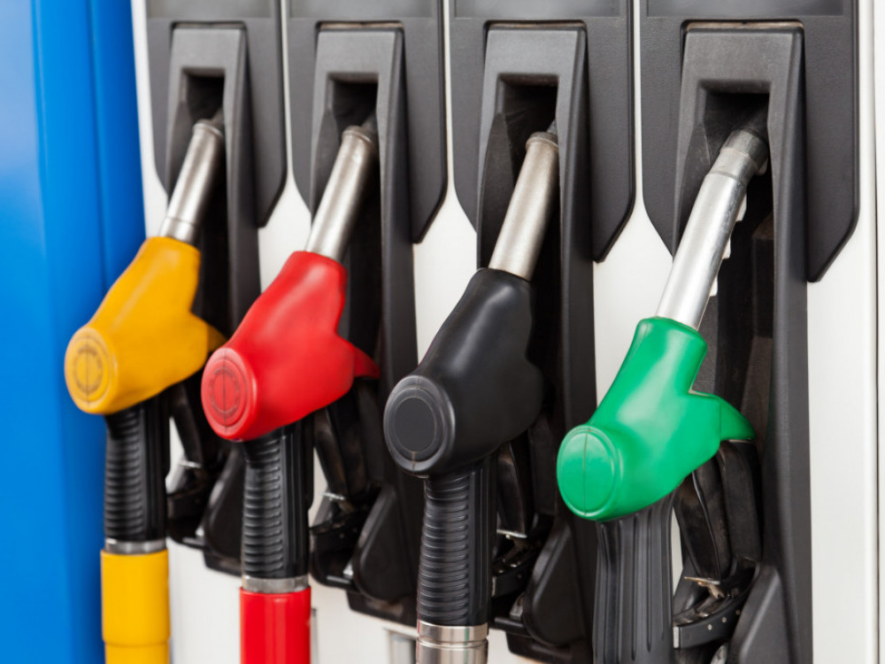 Veće akcize nisu uticale na cene goriva u Srbiji, država umešala prste?