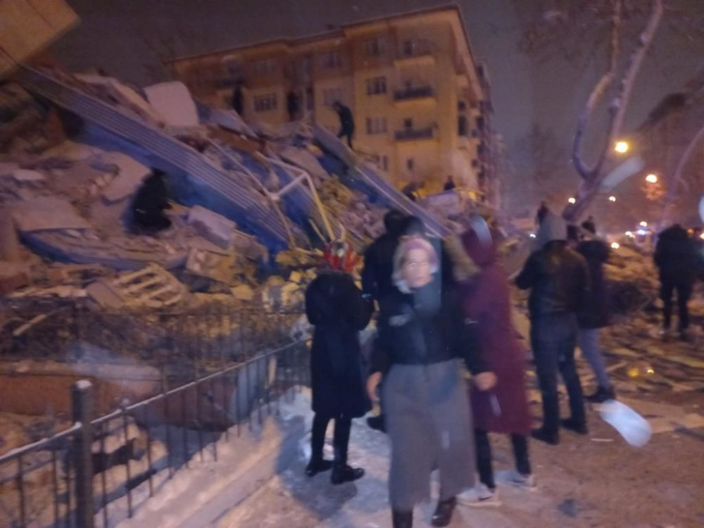 Stotine ljudi u Turskoj i Siriji poginulo u zemljotresu