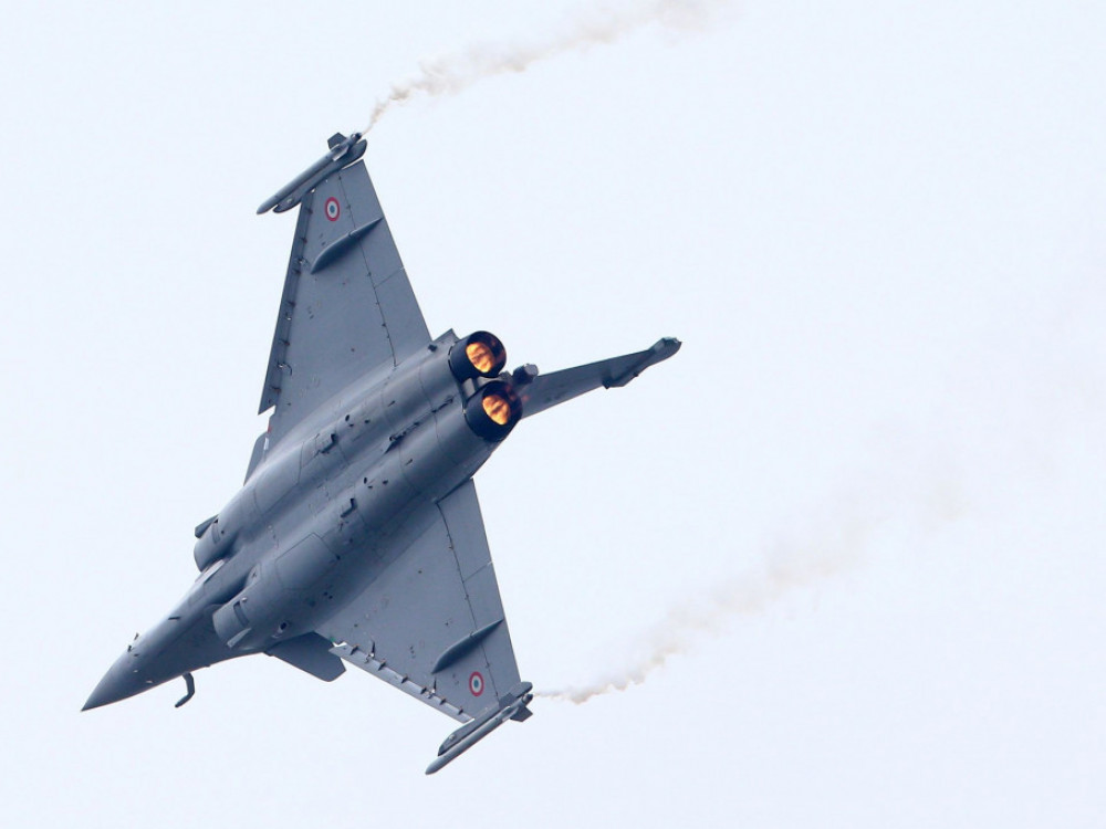 Srbija merka francuske avione dok Vučić obećava još para za odbranu