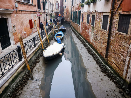 Pojedini kanali u Veneciji presušili zbog niske plime