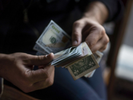 Hedž-fondovi se prvi put od marta klade na dolar