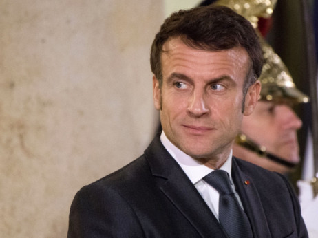 Francuska vlada pred glasanjem o nepoverenju, pada popularnost Macrona