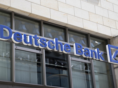 Pad akcija Deutsche Banka zbog kreditnih promena