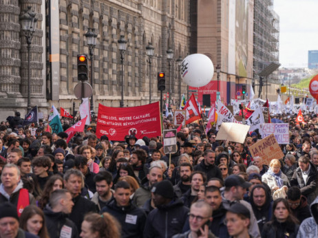 Macron poziva na 100 dana hlađenja i jedinstva, protestanti protiv
