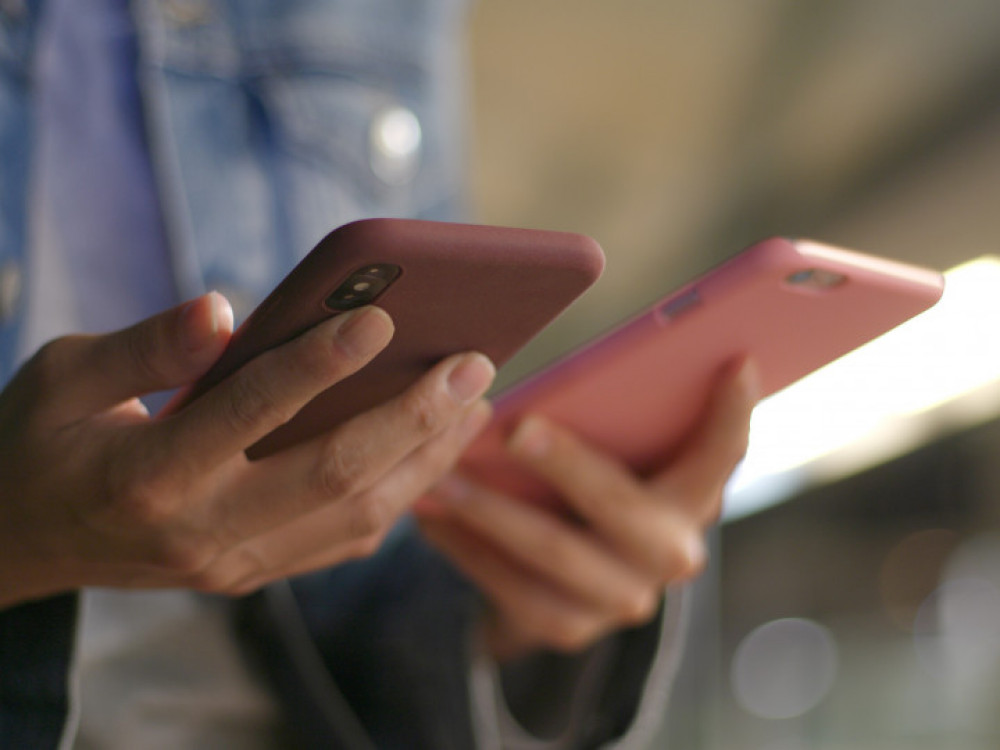 Zašto treba uvek da nosite dva telefona na putovanje