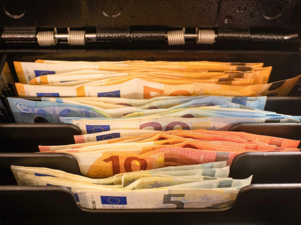 Upotreba evra u međunarodnim plaćanjima pada na trogodišnji minimum