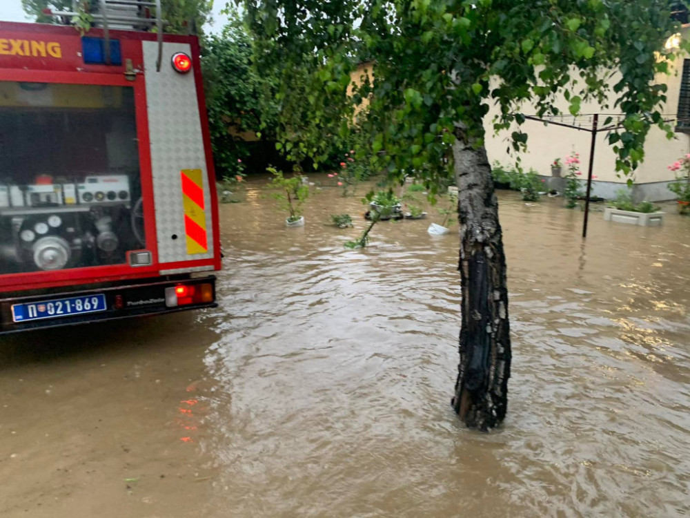 Poplave u Srbiji odnele most, vanredna situacija u 42 mesta