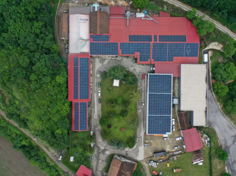 Srpska fabrika podignuta na jalovištu ne može bez solarnih panela