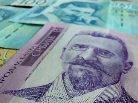 Prosečna plata u aprilu 1.700 dinara manja nego u martu