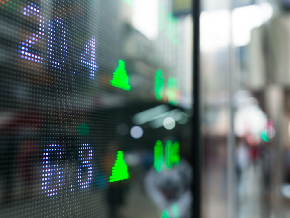 S&P 500 peti mesec u dobitku, zlato ponovo probilo psihološku granicu