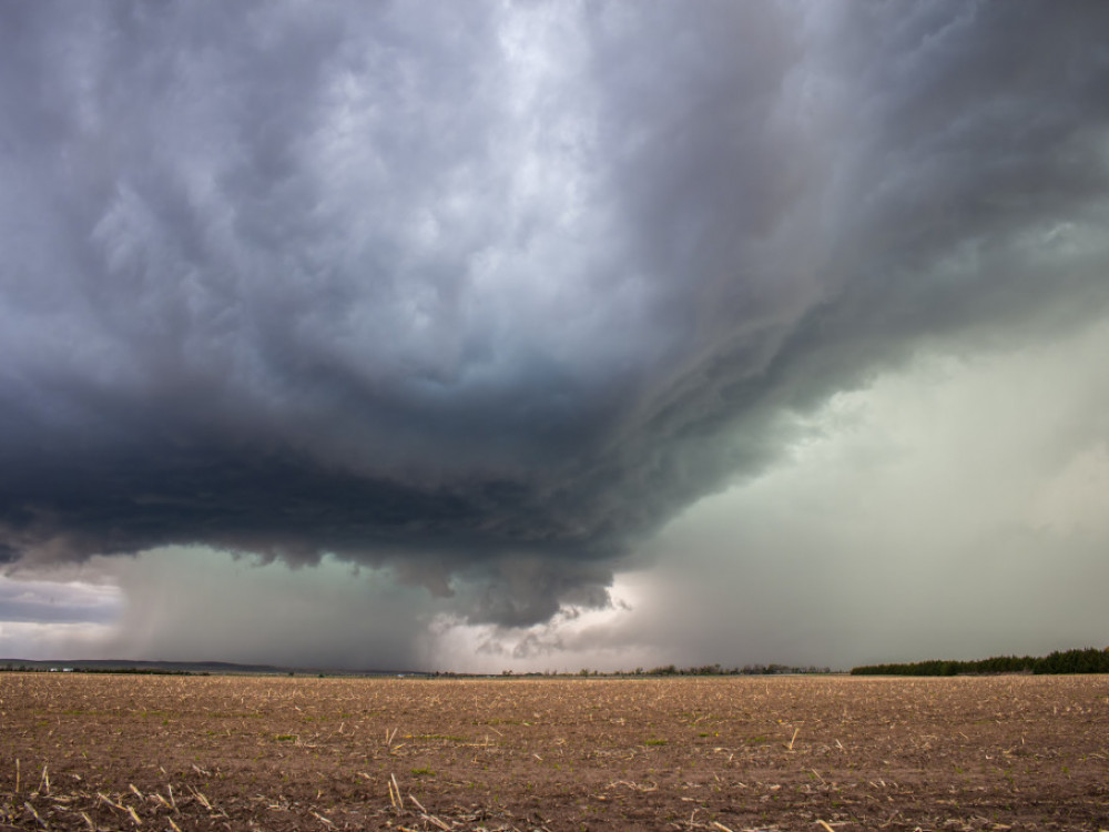 Oluja stigla u Srbiju - nestala struja, aerodrom zatvoren
