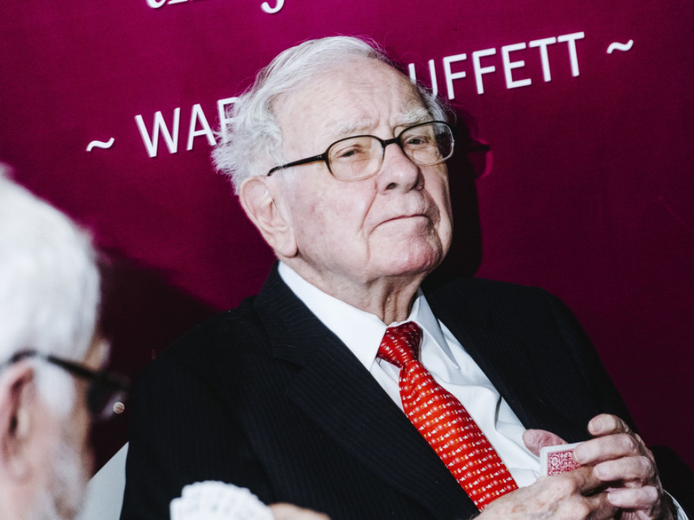 Warren Buffett sedi na rekordno velikoj hrpi novca