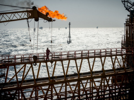 Cena nafte pala za četiri odsto i nastavlja da pada