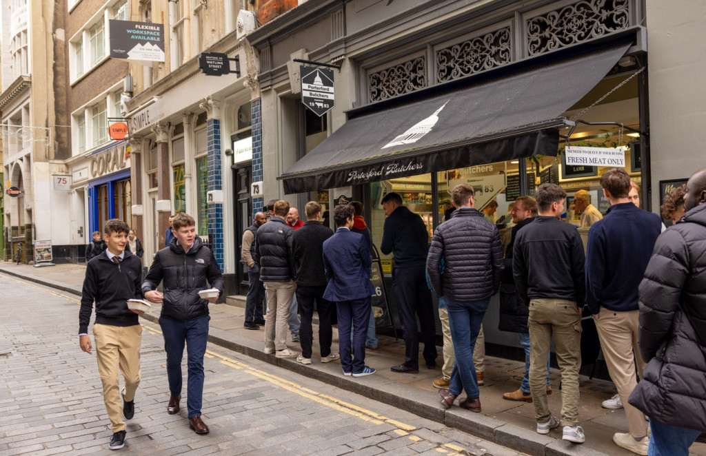 Više Britanaca radi iz kancelarije nego hibridno