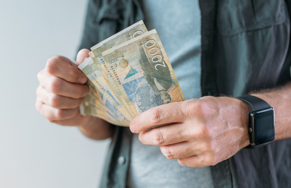Prosečna januarska plata 107.476 dinara – san za većinu, realnost za malobrojne