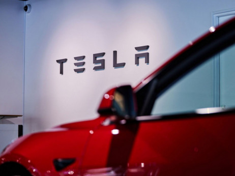 Tesla povlači dva miliona vozila zbog nesigurne autonomne vožnje