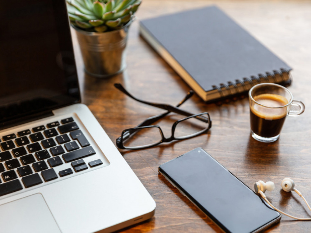 Pet stvari koje treba da znate danas: OIE projekti, stan na mesec-dva i EV trka