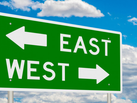 Godina rastrzana između Istoka i Zapada