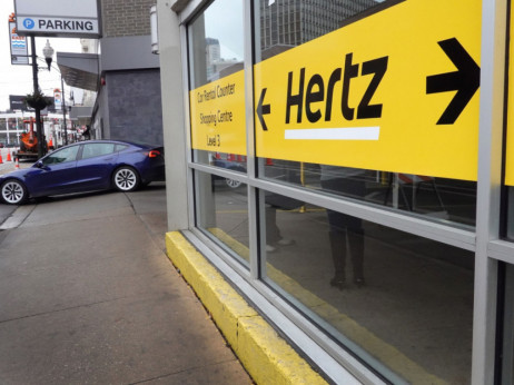 Hertz rasprodaje 20.000 EV i vraća se na benzince