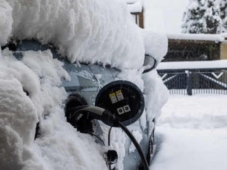 Domet električnih automobila zimi smanjen za polovinu