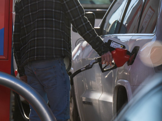Todorović: Bez rešenja za NIS, naftni derivati sa šest odsto u cenama rizik za inflaciju