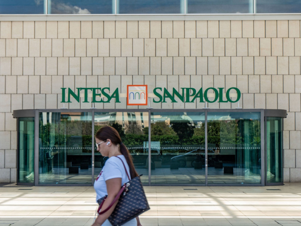 Pored dividende, Intesa kroz otkup akcija vraća još 1,7 milijardi evra