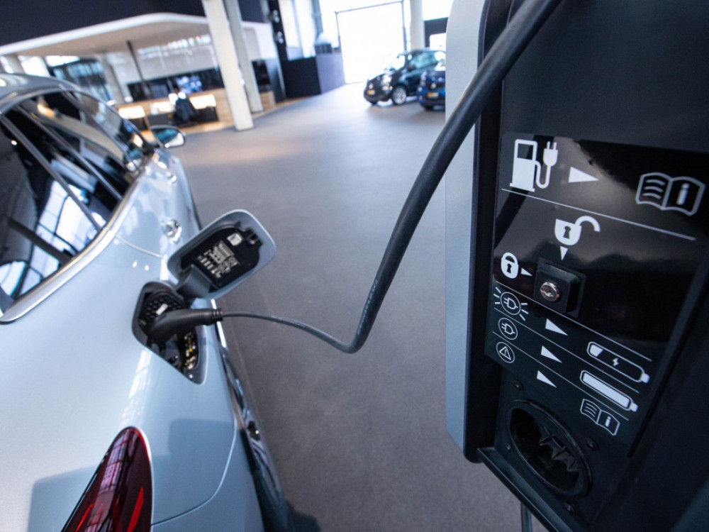 Mercedes i Stellantis blizu zaduženja od 4,4 milijarde evra za baterije